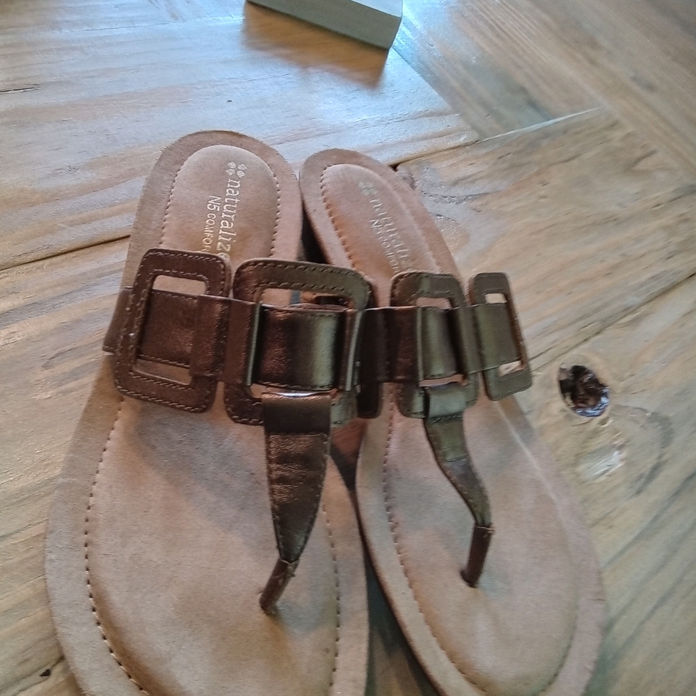 Naturlizer Ruttle Bronze T-strap Toe Thong Leather Sandals Size 7